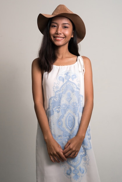 Feliz jovem linda adolescente asiática como turista sorrindo