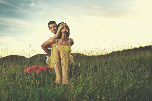 feliz jovem mãe brincar e ao ar livre com linda criança