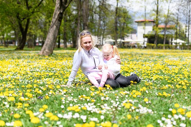 Feliz jovem mãe com sua filha no parque