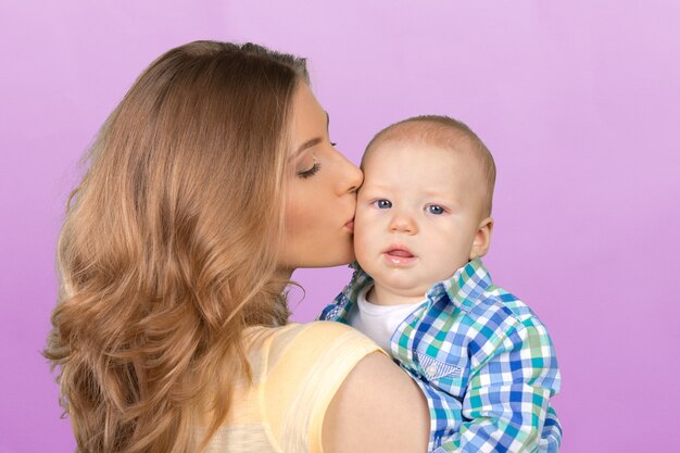 Feliz jovem mãe e filho