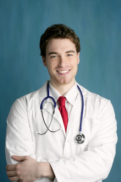 Feliz jovem médico masculino homem sorriso bonito