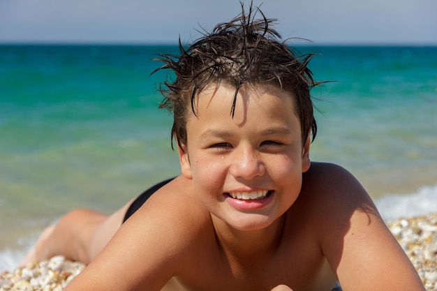 Feliz jovem mergulhador na praia do mar