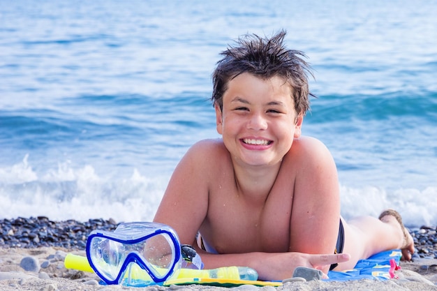 Feliz jovem mergulhador na praia do mar