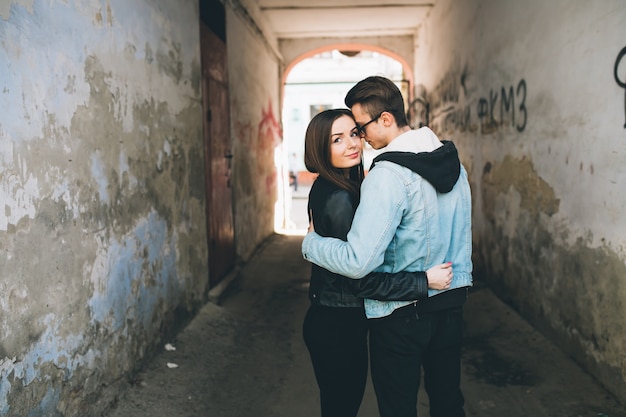 Feliz jovem modelo de casal na cidade