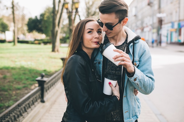 Feliz jovem modelo de casal na cidade