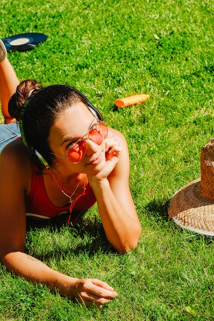 Feliz, jovem, morena, mulher, escutar música, ao ar livre, ligado, um, dia verão