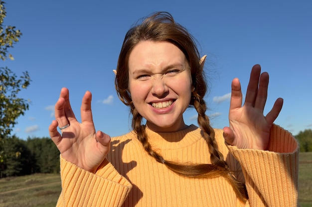 Feliz jovem mulher adolescente garota elfo com orelhas grandes ou fada na floresta personagem de conto de fadas