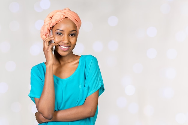 Feliz, jovem, mulher africana, falando telefone pilha