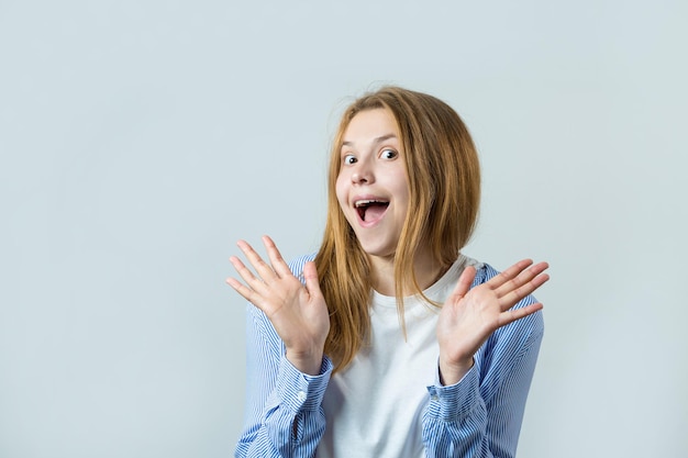 Feliz jovem ruiva caucasiana na camisa de verão olha de lado com expressão pensativa está considerando um plano para ação adicional