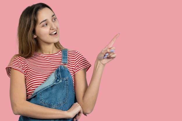 Foto feliz jovem ruiva caucasiana na camisa de verão segura a cabeça garota preocupada olha cautelosamente para o lado se sentindo pressionada e perplexa