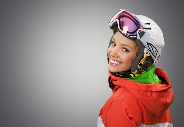 Feliz jovem snowboarder feminina em segundo plano