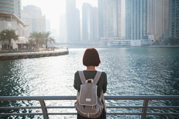 Feliz jovem viajante na grande cidade de Dubai Emirados Árabes Unidos