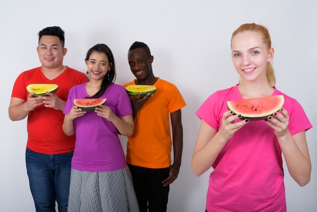 Feliz joven adolescente con diverso grupo de amigos multiétnicos