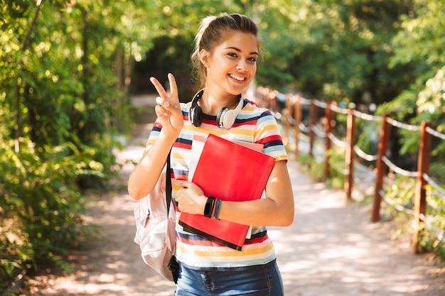 Feliz, joven, adolescente, proceso de llevar