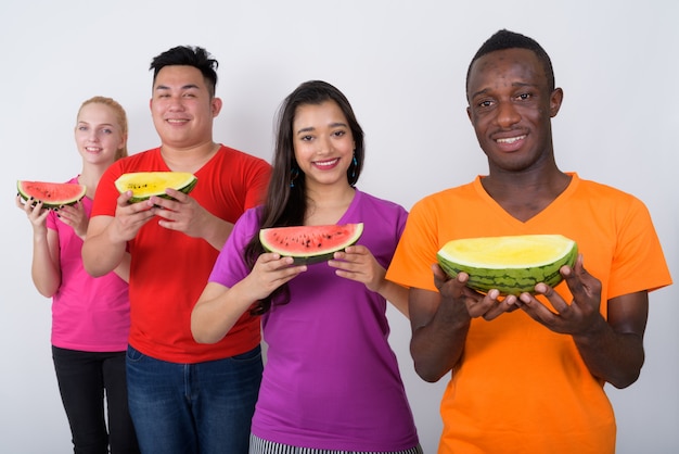 Feliz joven africano con diverso grupo de amigos multiétnicos