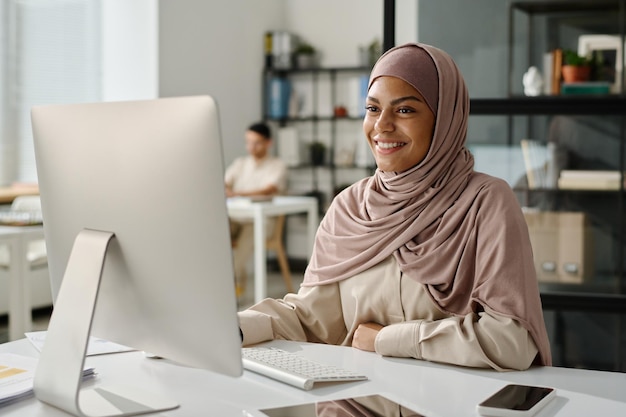 Feliz joven analista en hijab