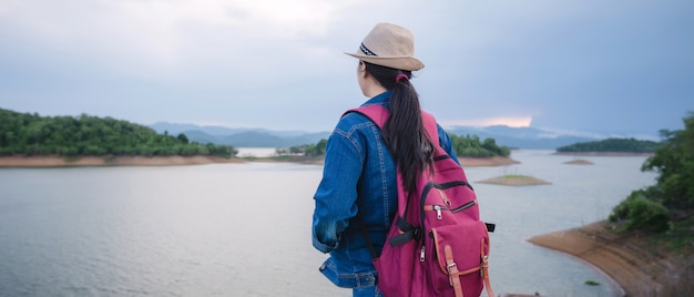 Feliz joven asiática en el Parque Nacional Kang Kra Chan de Tailandia