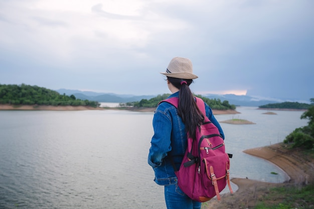 Feliz joven asiática en el Parque Nacional Kang Kra Chan de Tailandia