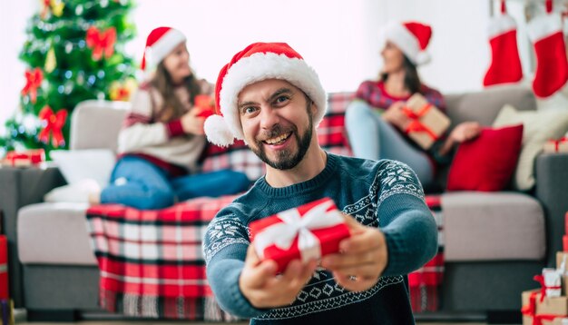 Feliz joven barbudo con un gorro de Papá Noel de Navidad