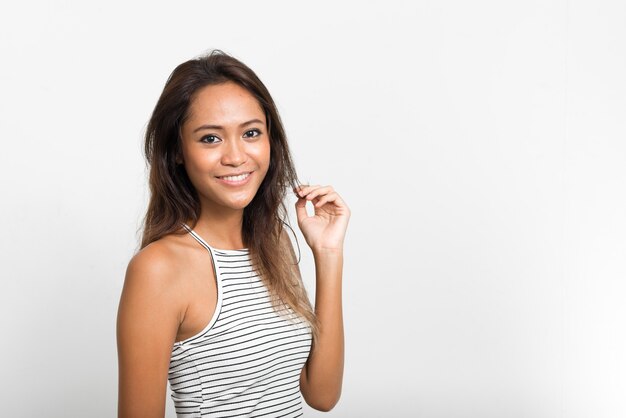 Feliz joven bella mujer asiática con cabello castaño