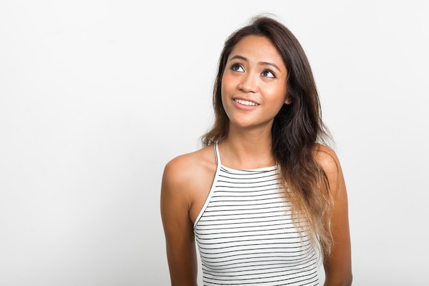 Feliz joven bella mujer asiática con cabello castaño