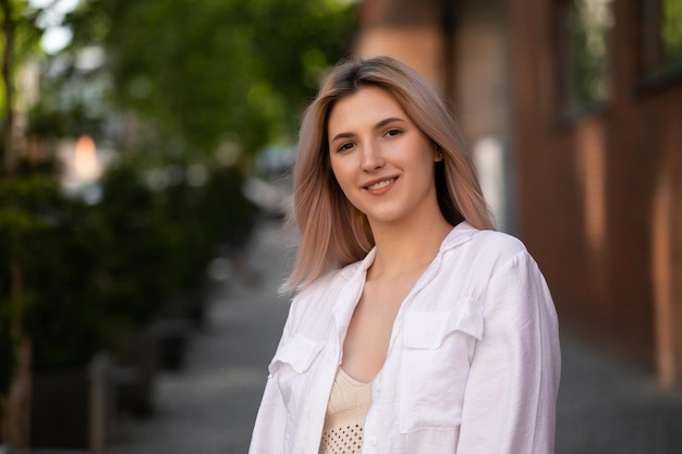 Feliz joven y bella mujer caminando por la calle Imagen de hermosa mujer elegante