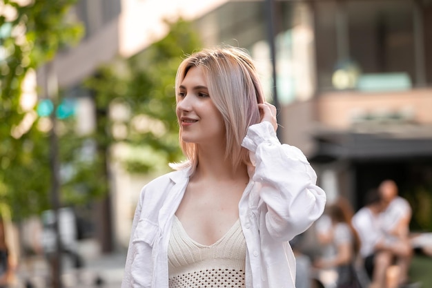 Feliz joven y bella mujer caminando por la calle Imagen de hermosa mujer elegante