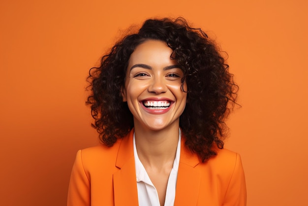 Feliz joven cabello rizado sonriendo y riendo ella es feliz en un estudio aislado con un sólido brillante