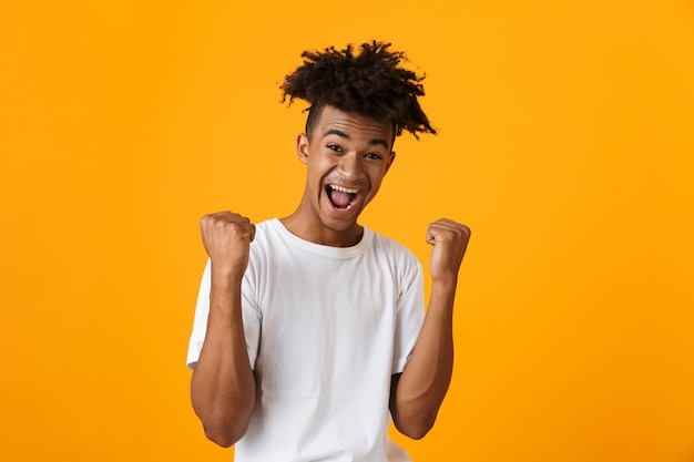 Feliz joven en camiseta de pie