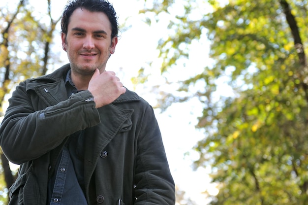 feliz joven casual hombre al aire libre retrato posando