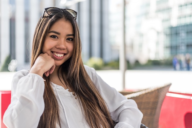 Feliz joven cerca retrato sonriente