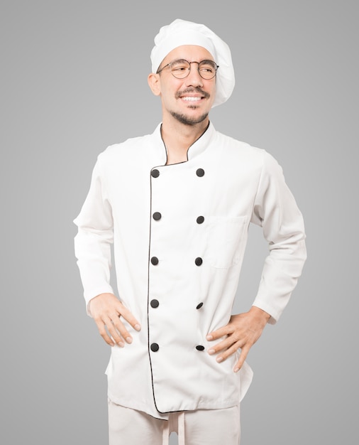 Feliz joven chef posando