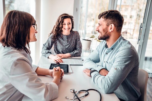 feliz joven cita con el médico de familia disfrutando de buenos resultados terapia progresiva después de las pruebas médicas