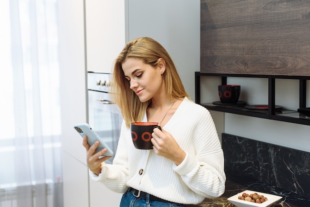 Feliz joven se comunica con sus amigos mediante el teléfono