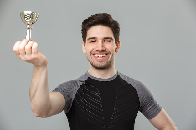 Feliz joven deportista con premio.