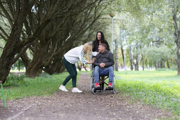 Feliz joven discapacitado se comunica con novias en el parque amistad y relación