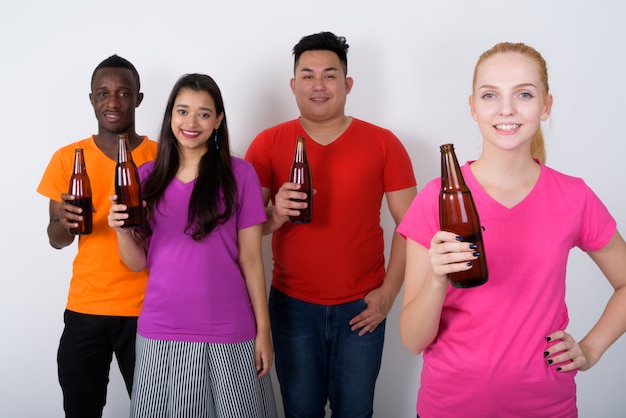 Foto feliz joven con diverso grupo de amigos multiétnicos