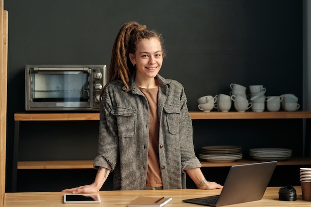 Foto feliz joven dueño de una moderna cafetería