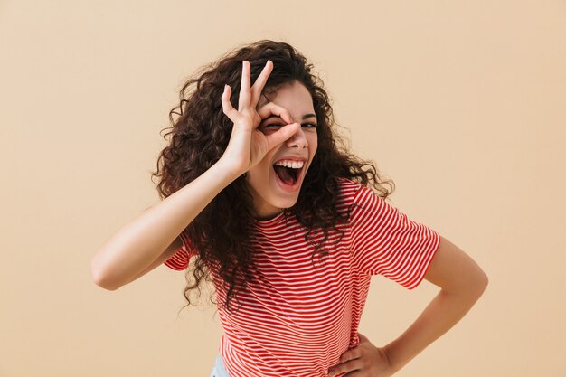 Foto feliz joven emocional mostrando gesto bien.