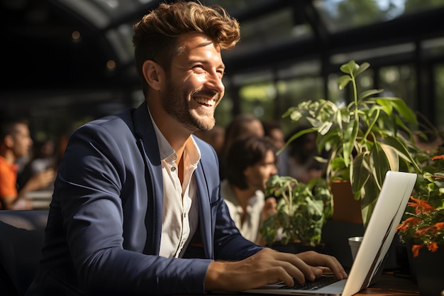 Feliz joven empresario con laptop en la oficina