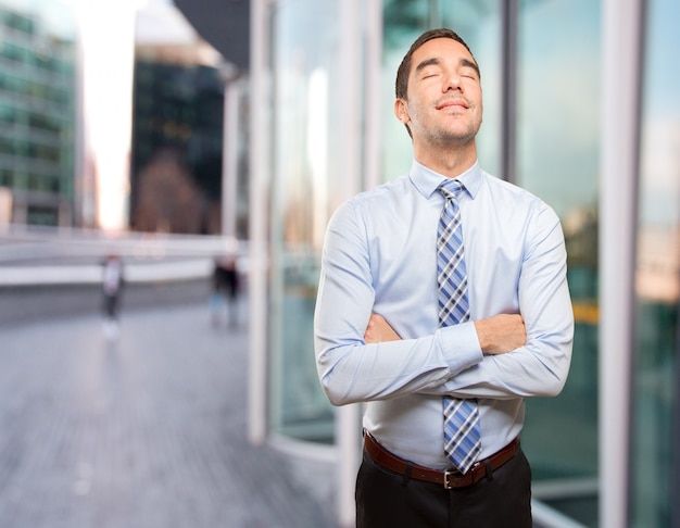 Foto feliz joven empresario relajante