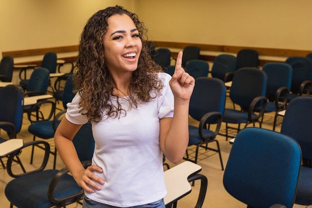 Feliz joven estudiante en el aula con espacio para texto.