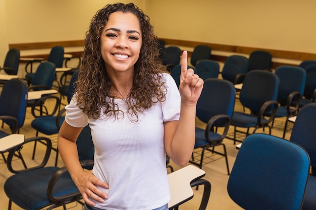 Feliz joven estudiante en el aula con espacio para texto.