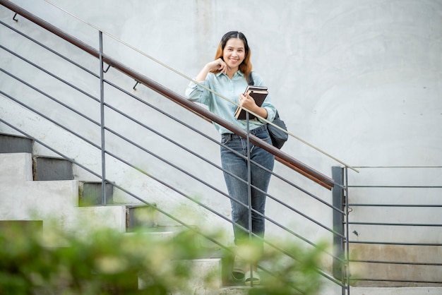 Feliz joven estudiante universitario asiático