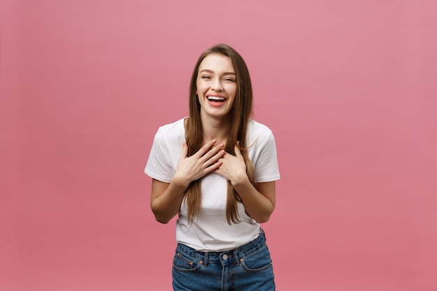 Feliz joven exitosa con una sonrisa, gritando y celebrando el éxito