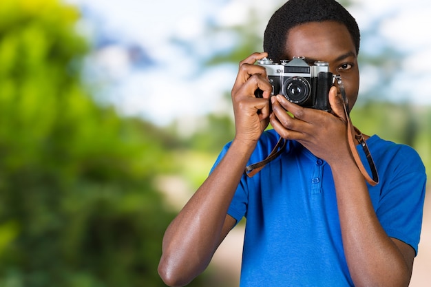Feliz joven fotógrafo africano