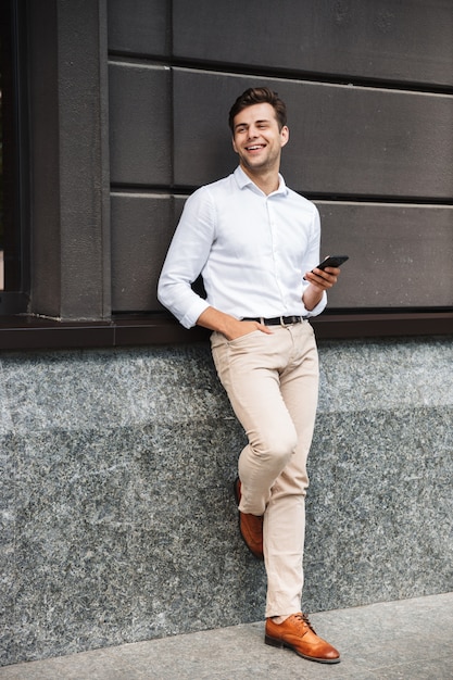 Foto feliz joven gerente masculino vestido formal