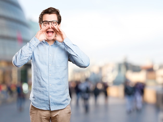 Feliz joven con un gesto de relajación hombre gritando