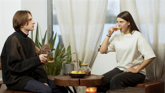 Feliz joven guapo y positivo joven y mujer saliendo en el café hablando riendo y