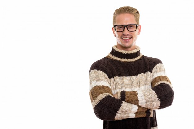 feliz joven guapo sonriendo mientras usa anteojos